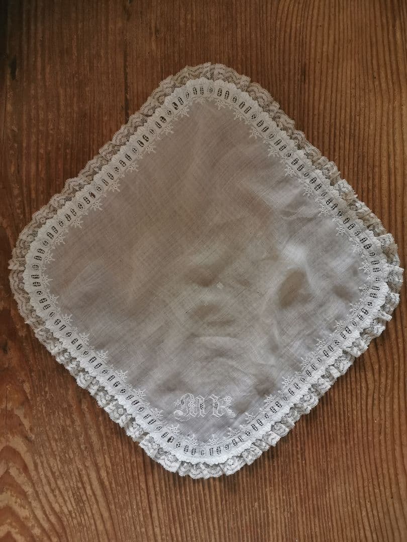 アンティーク 奇跡の極細糸刺繍 極小盛上げスカラップ 美しいウェディングハンカチ