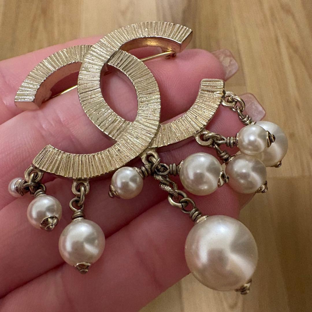 【CHANEL】ロゴブローチ