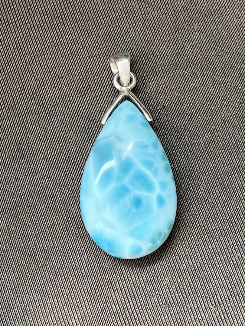天然石☆品質良し！ラリマーしずく型ペンダントトップ☆透けるブルー＆模様が美しい！