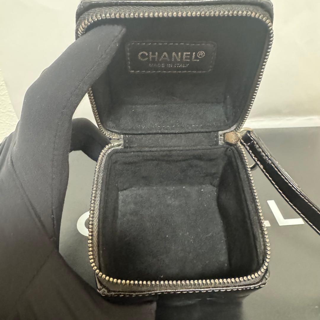 【美品】CHANEL シャネル ココマーク エナメル ポーチ キューブ 黒