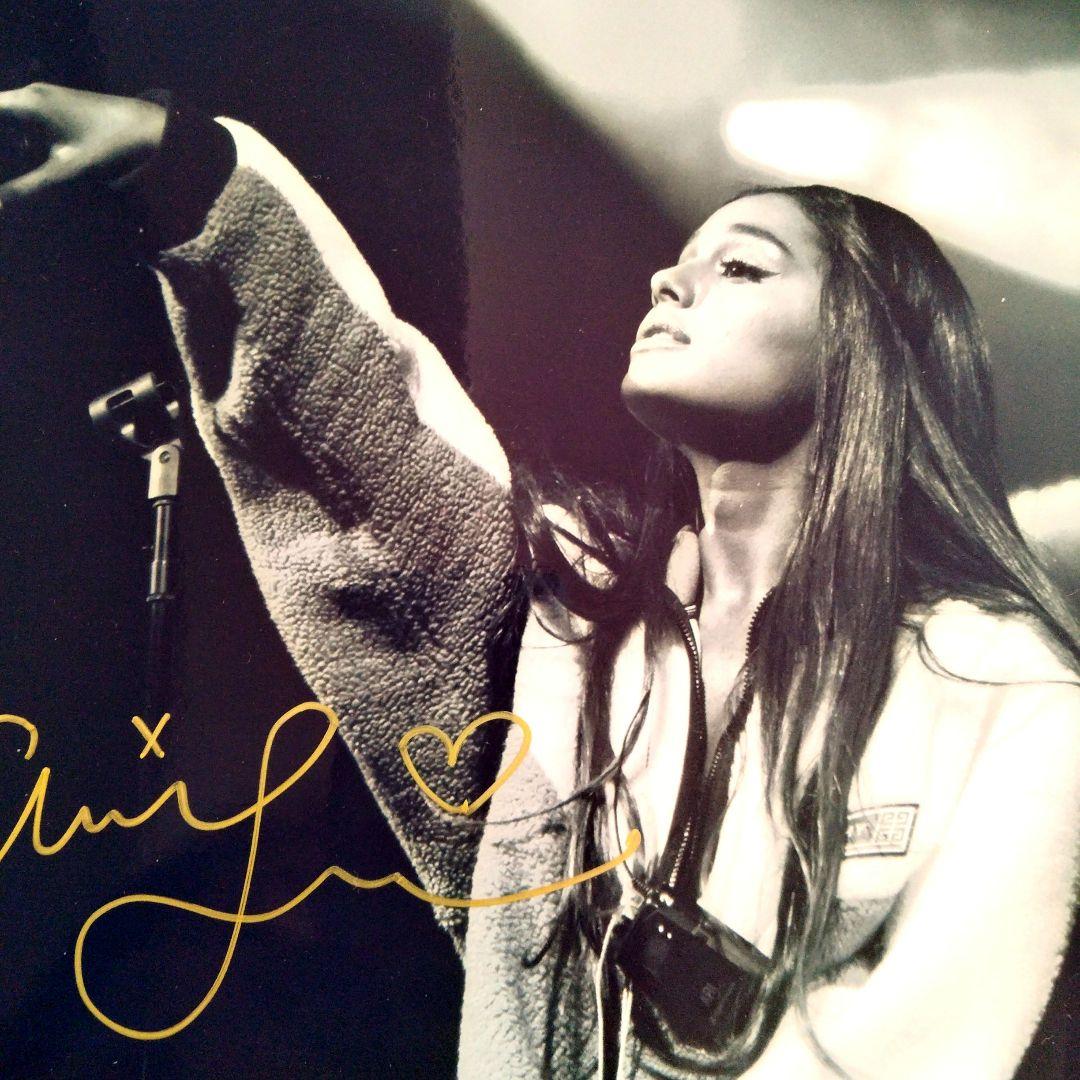 セール中…アリアナ・グランデ直筆サイン入り超大型写真…Ariana Grande