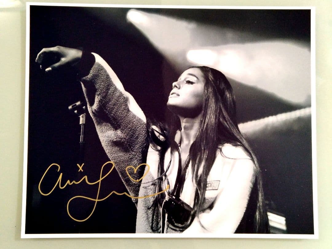 セール中…アリアナ・グランデ直筆サイン入り超大型写真…Ariana Grande