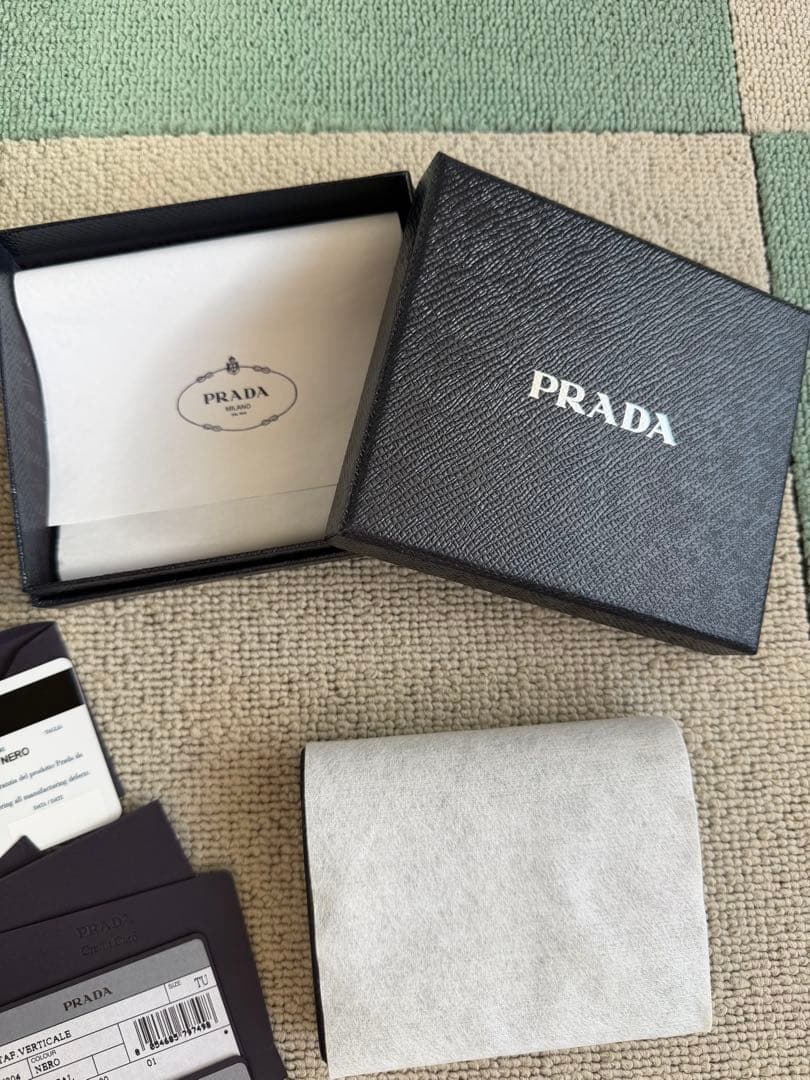 PRADA 二つ折り財布