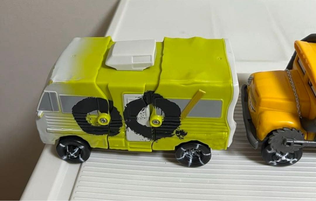 カーズ、ミニカー、マテル（アーヴィー、ミスフリッター）（目が変わるおもちゃ）