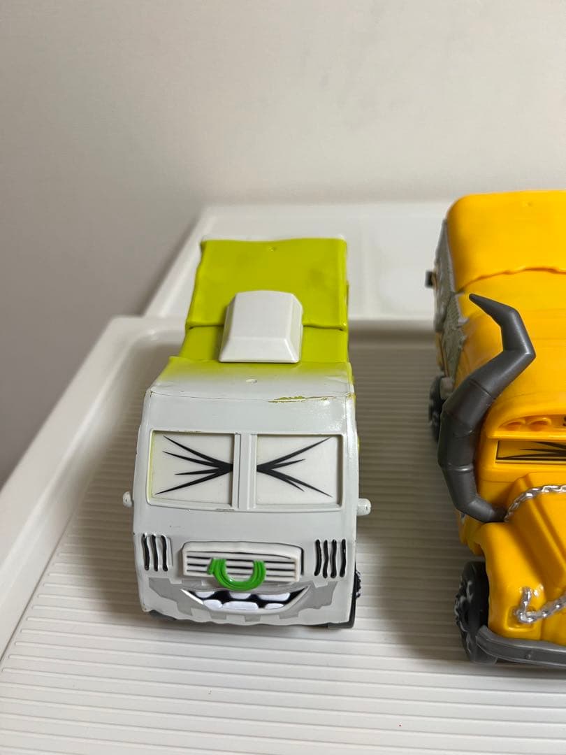 カーズ、ミニカー、マテル（アーヴィー、ミスフリッター）（目が変わるおもちゃ）