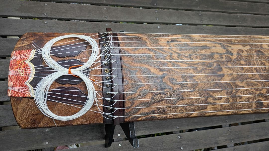 十三絃箏 上掛け式油箪 天然素材の 琴柱. 天然素材の琴柱用ケース