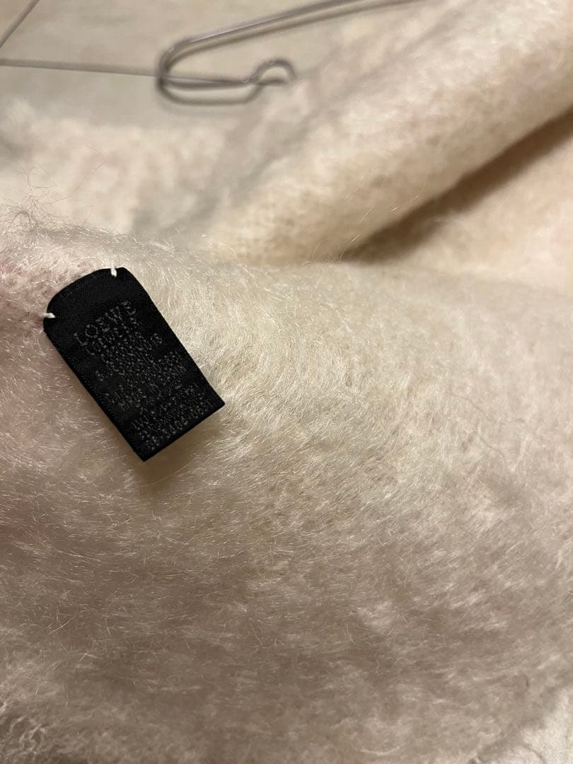 ロエベ　マフラー　オフホワイト　黒　ロゴ　レザー