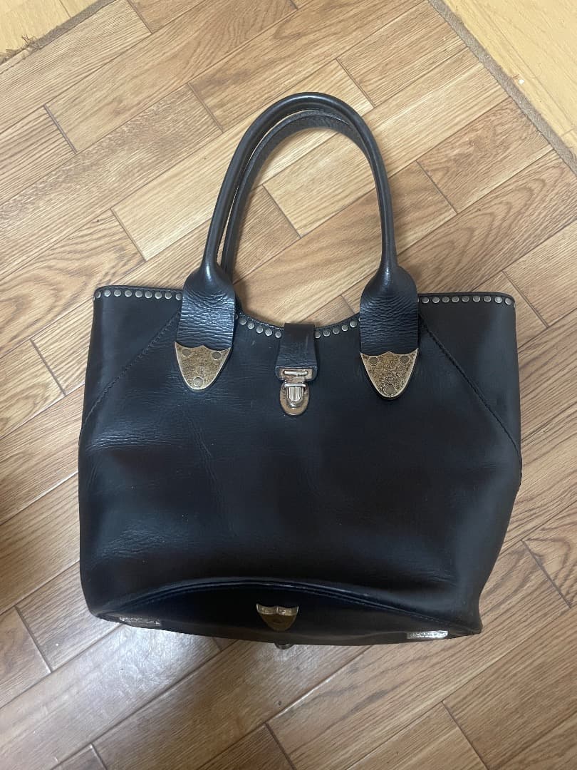 HTC スタッズ付き黒レザーバッグ