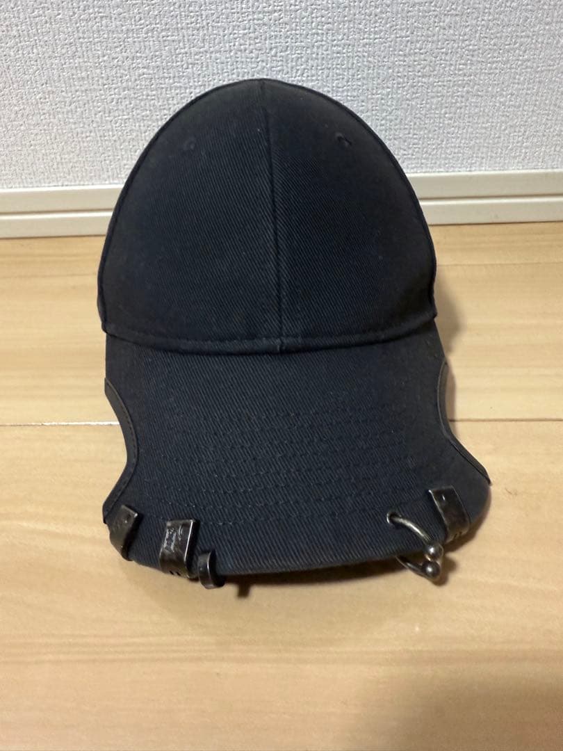 BALENCIAGA ブラック ピアスベースボールキャップ Lサイズ
