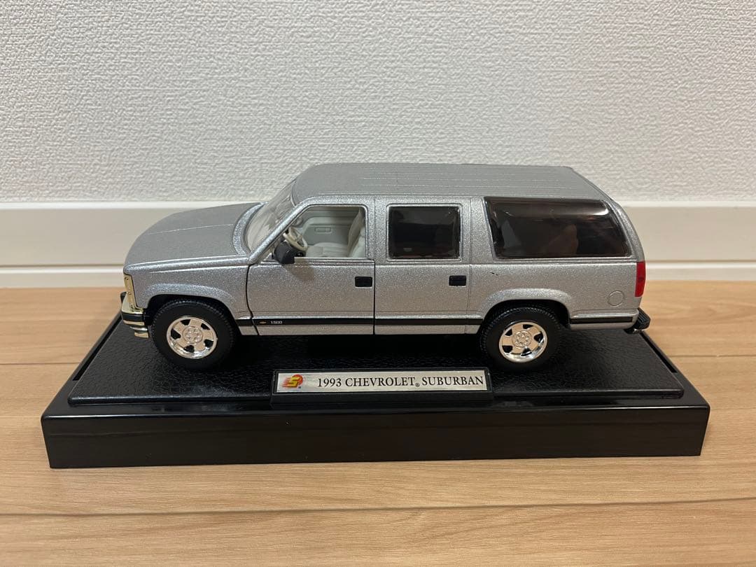 ミニカー 1993 chevrolet suburban 1/24