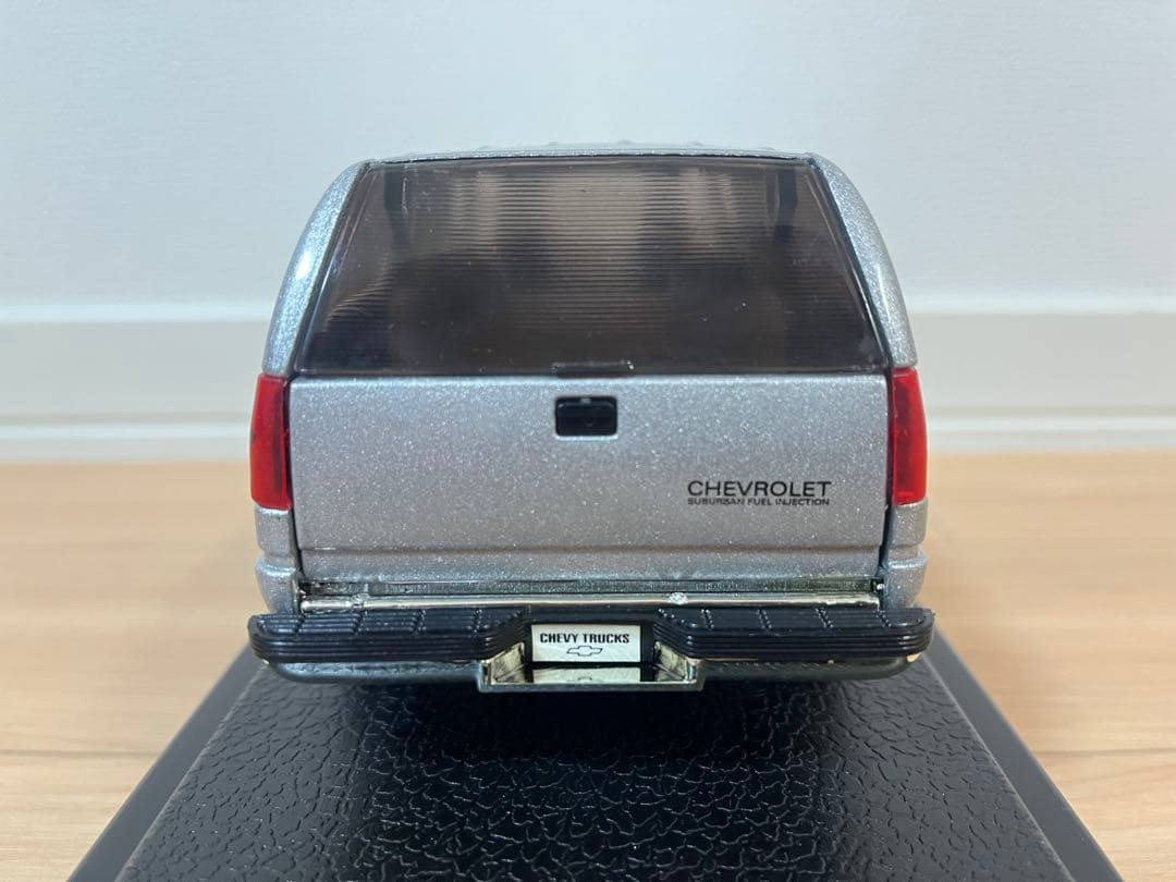 ミニカー 1993 chevrolet suburban 1/24