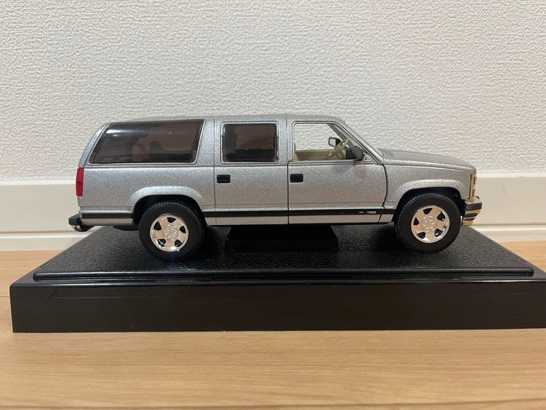 ミニカー 1993 chevrolet suburban 1/24
