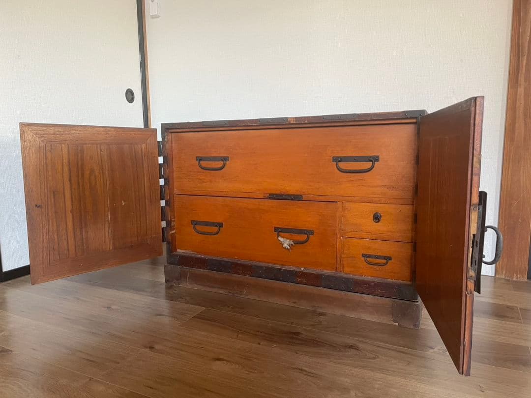 伝統的な和風木製箪笥 引き出し付き