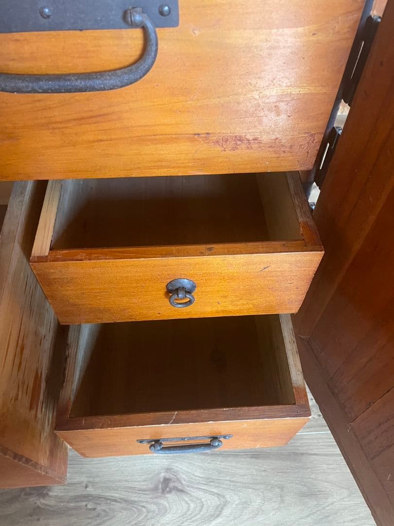 伝統的な和風木製箪笥 引き出し付き