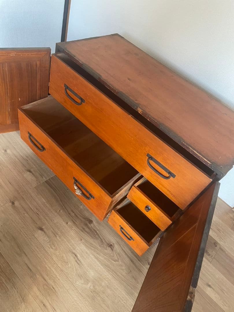 伝統的な和風木製箪笥 引き出し付き