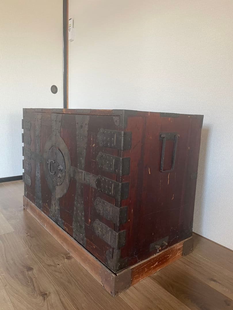 伝統的な和風木製箪笥 引き出し付き