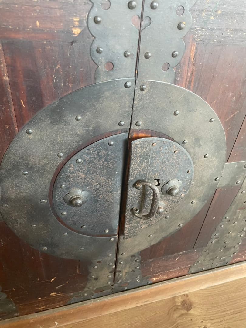 伝統的な和風木製箪笥 引き出し付き