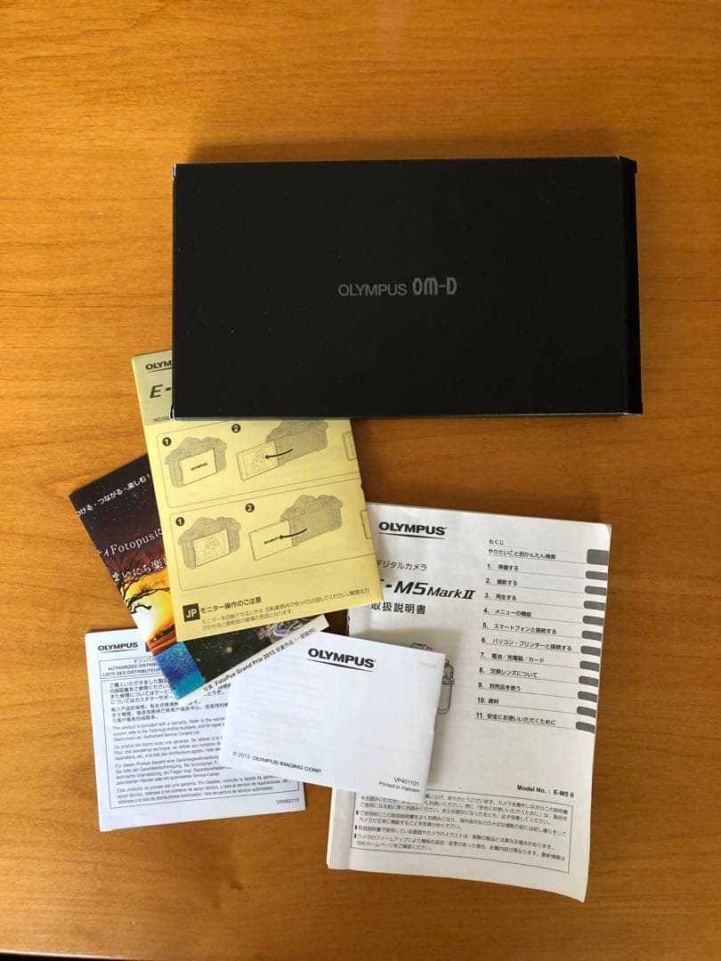 OLYMPUSのミラーレス一眼カメラと12-40mm f/2.8レンズのセット