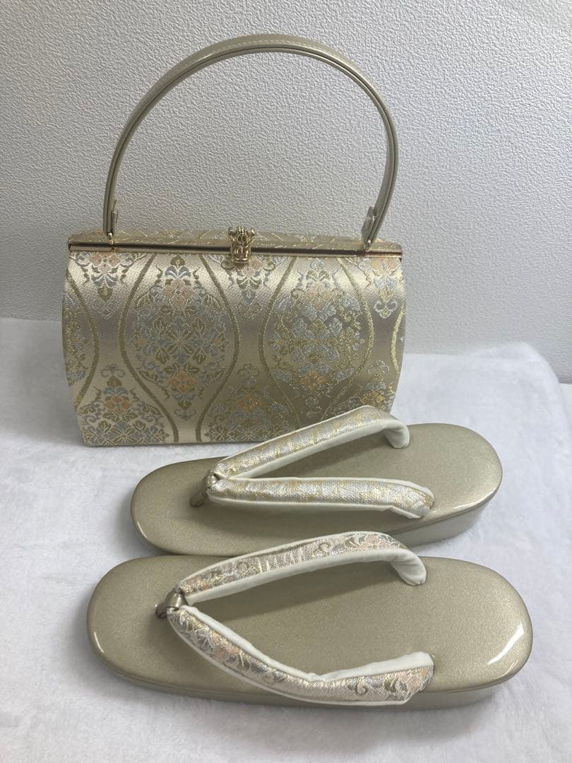 お値下げ　ゴールドの和装用バッグと草履セット