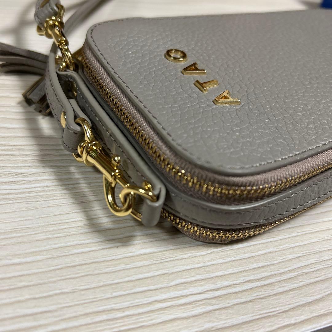 ATAO アタオアミュレット　グレー レザー ショルダーバッグ タッセル付き