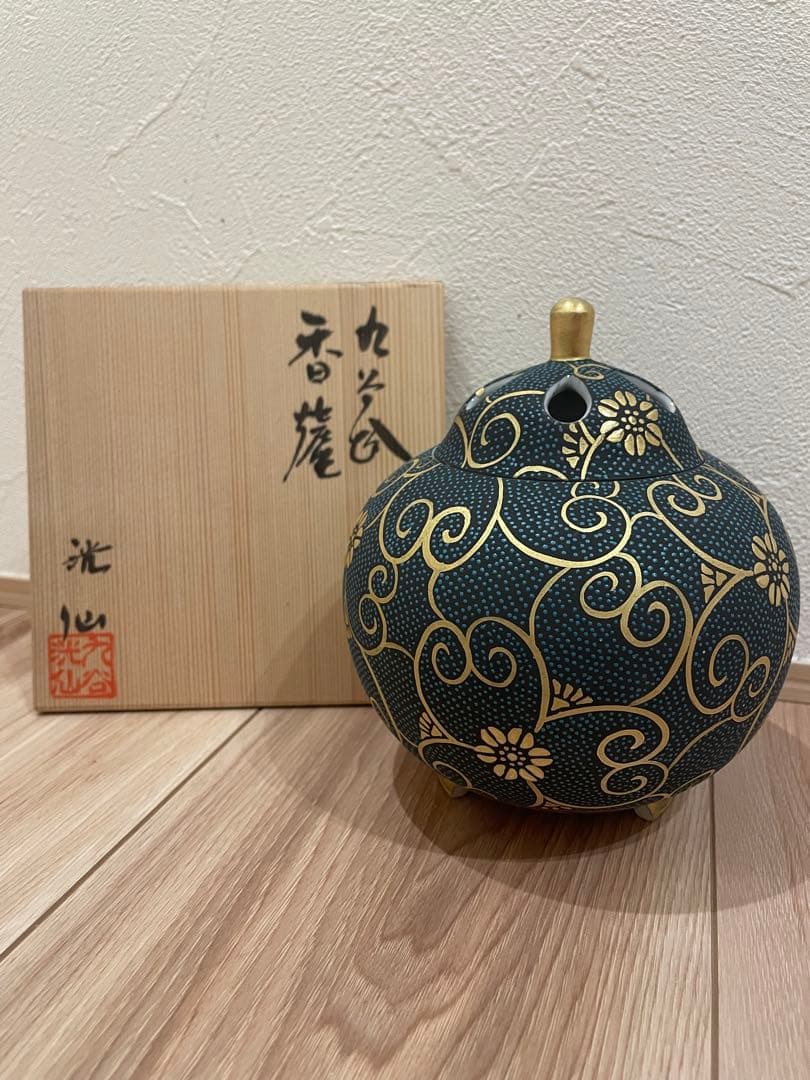 九谷焼　青色と金色の花模様の香炉