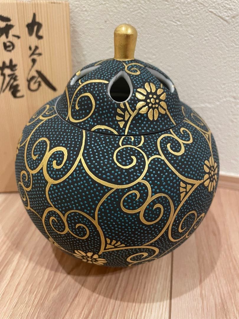 九谷焼　青色と金色の花模様の香炉