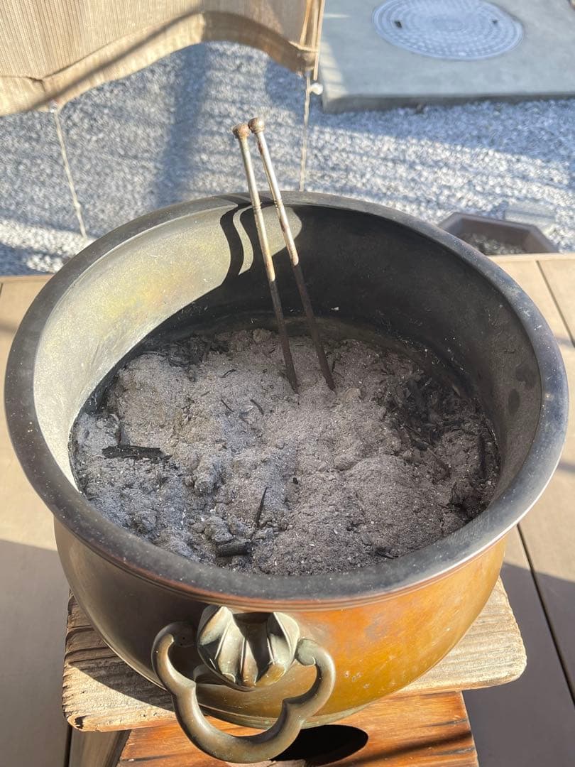 銅火鉢、火箸、天然素材 手編みバスケット