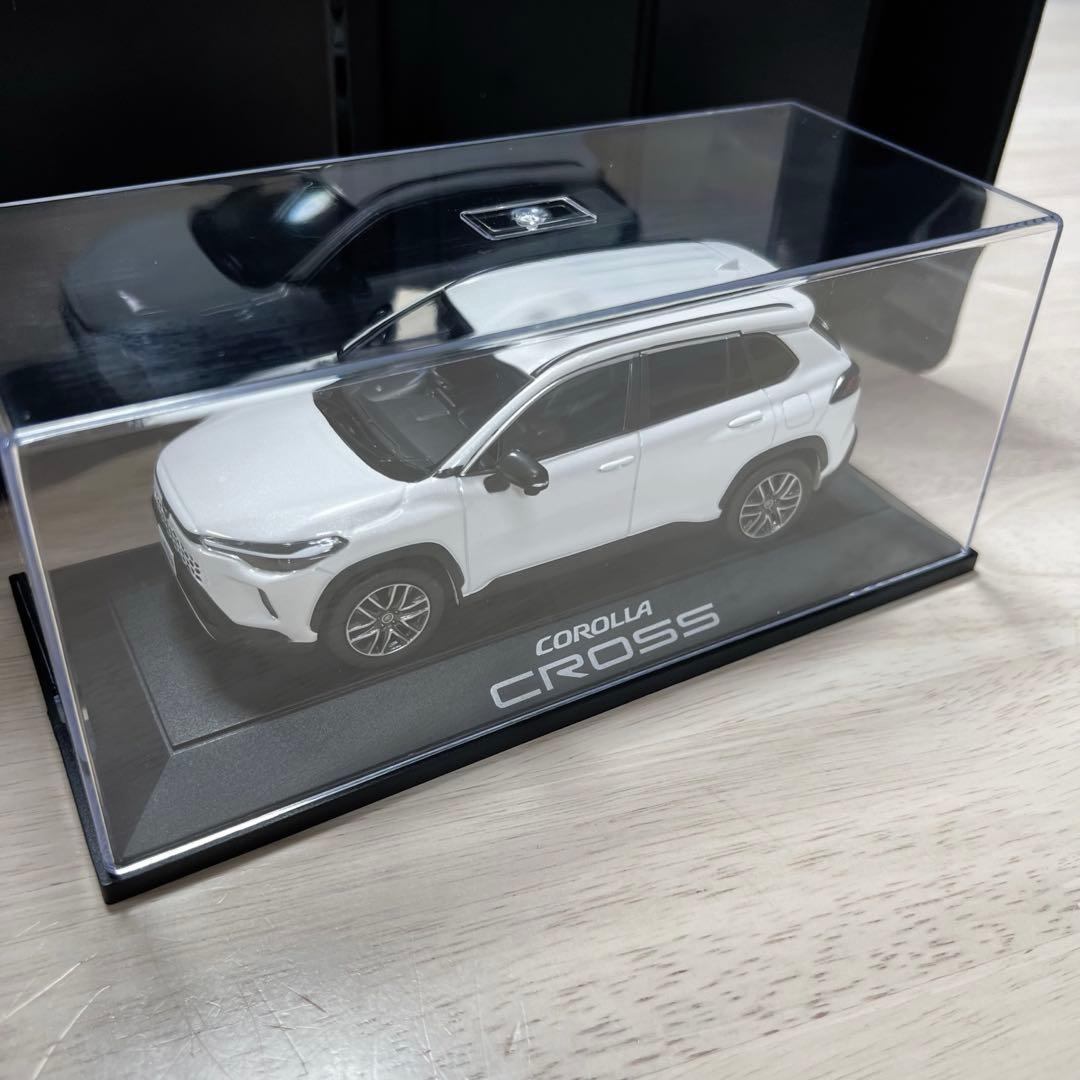新型カローラクロス　ミニカー　プラチナホワイトパールマイカ