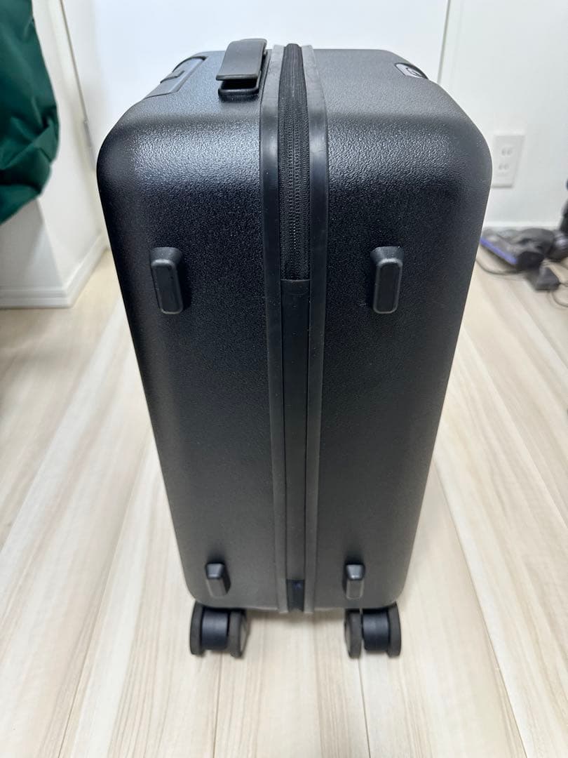 ※ラミ　AUCENTIC ESSENTIAL LUXE SUITCASE