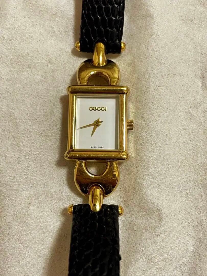 GUCCI レディース　ゴールド　ブラック レザー 腕時計　スクエア　不動