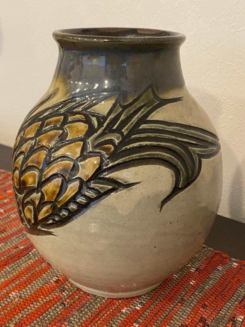 宮城須美子作　線彫魚紋　壺