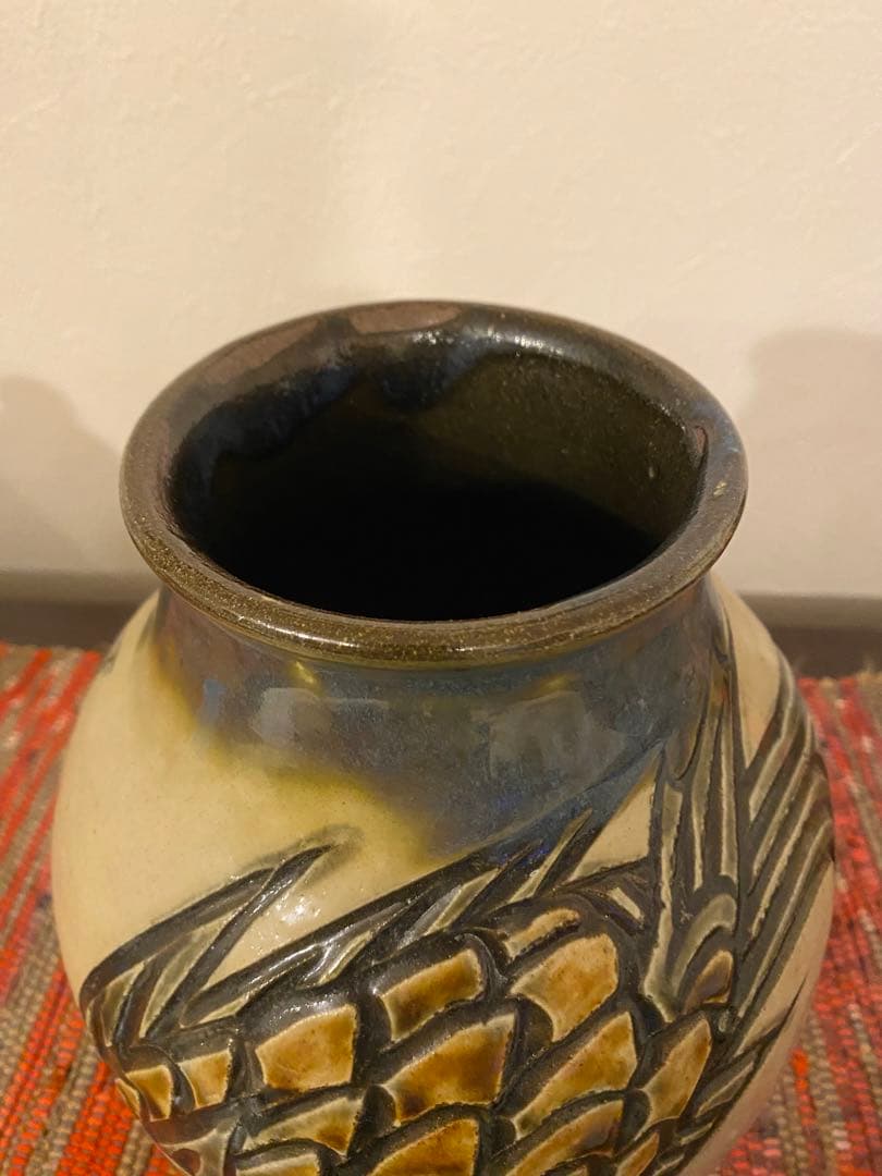 宮城須美子作　線彫魚紋　壺