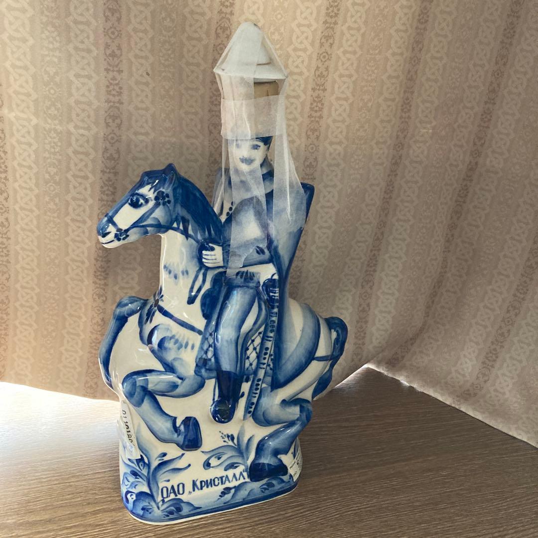 騎士と馬の陶器ボトル