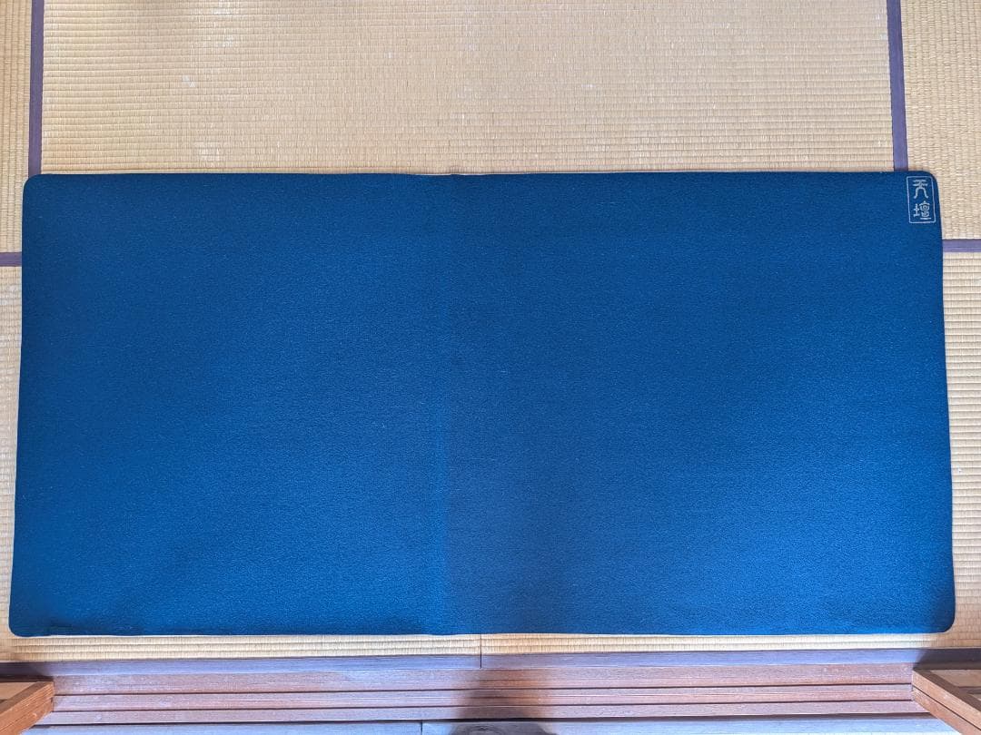 《青い睡蓮》日本フェルト工業　『天壇毛氈』