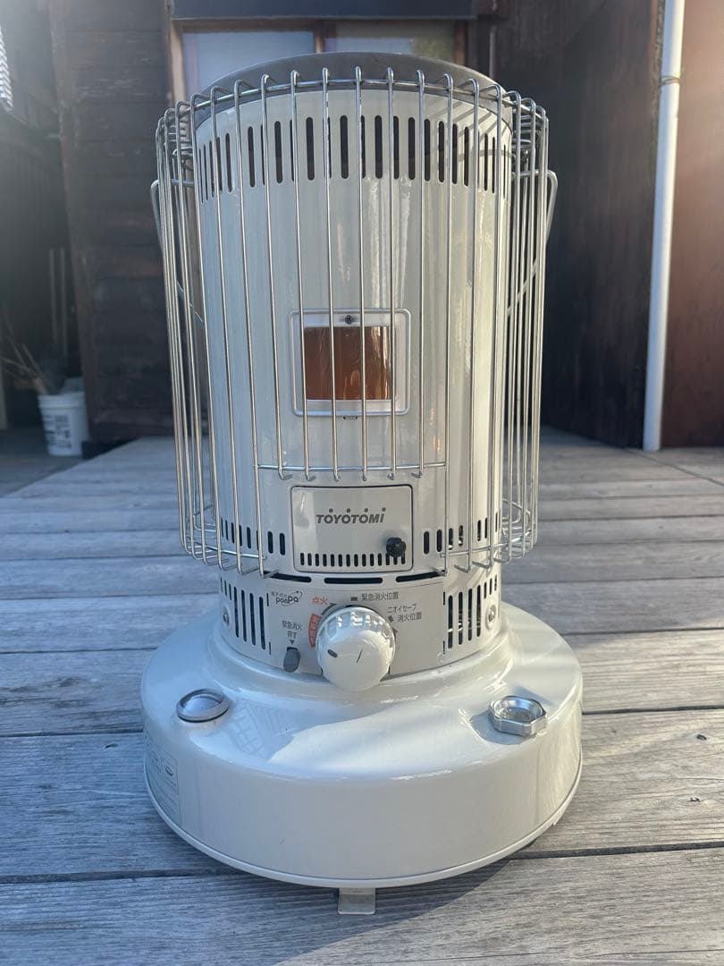 タカチャン　2022年製　トヨトミ 石油ストーブ KS67HW おまけ付き