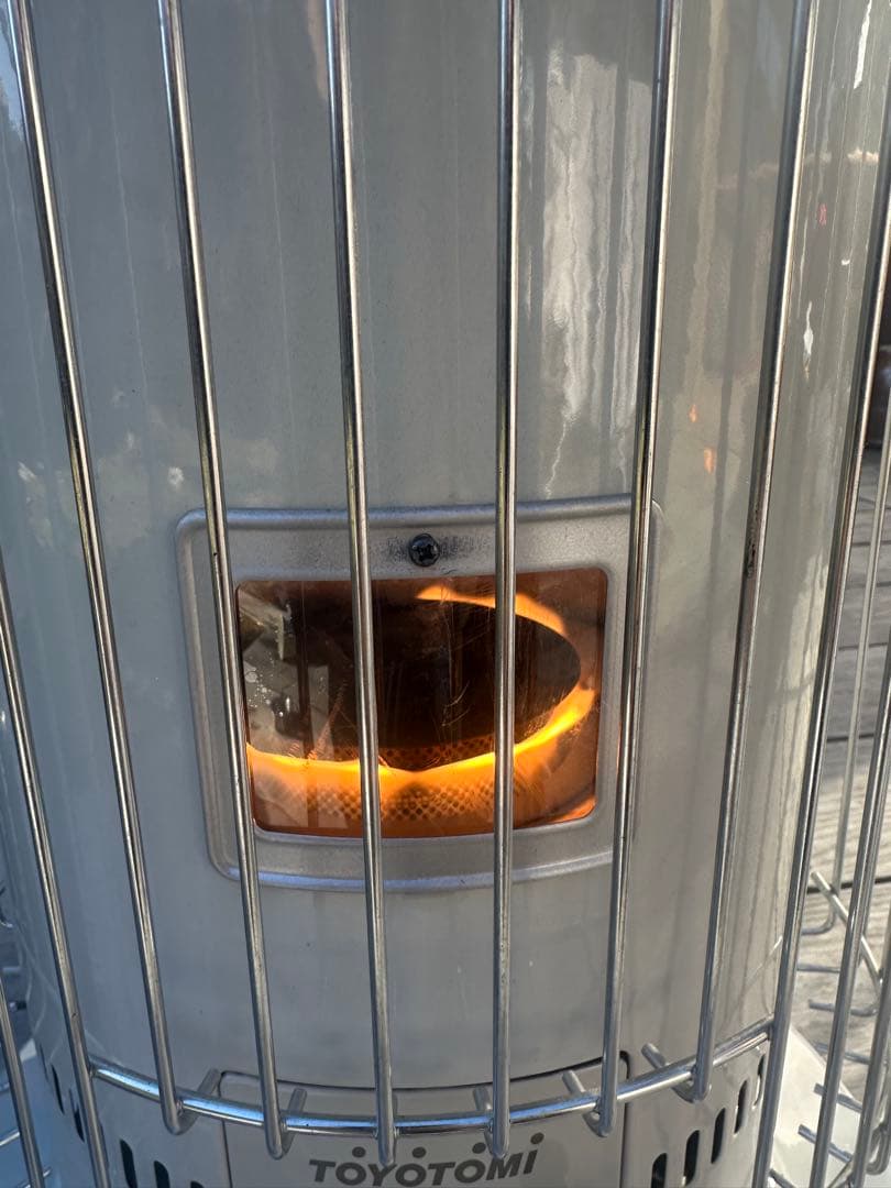 タカチャン　2022年製　トヨトミ 石油ストーブ KS67HW おまけ付き