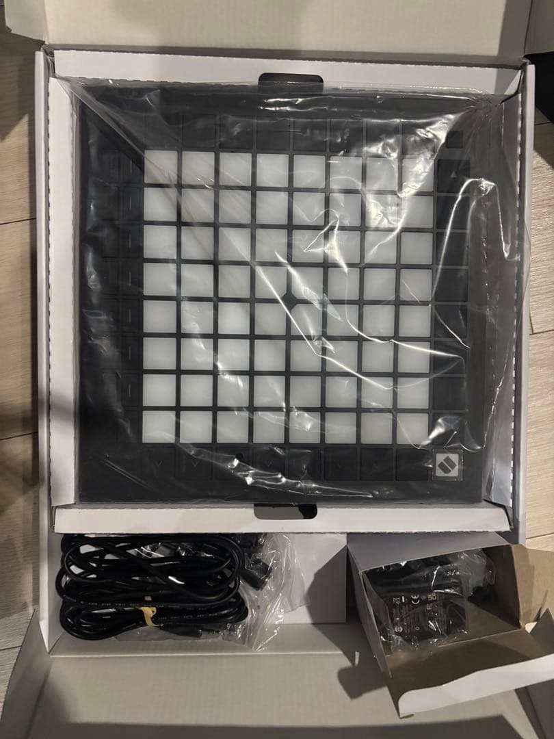 ライセンス未使用　Launchpad Pro mk3 MIDIコントローラー