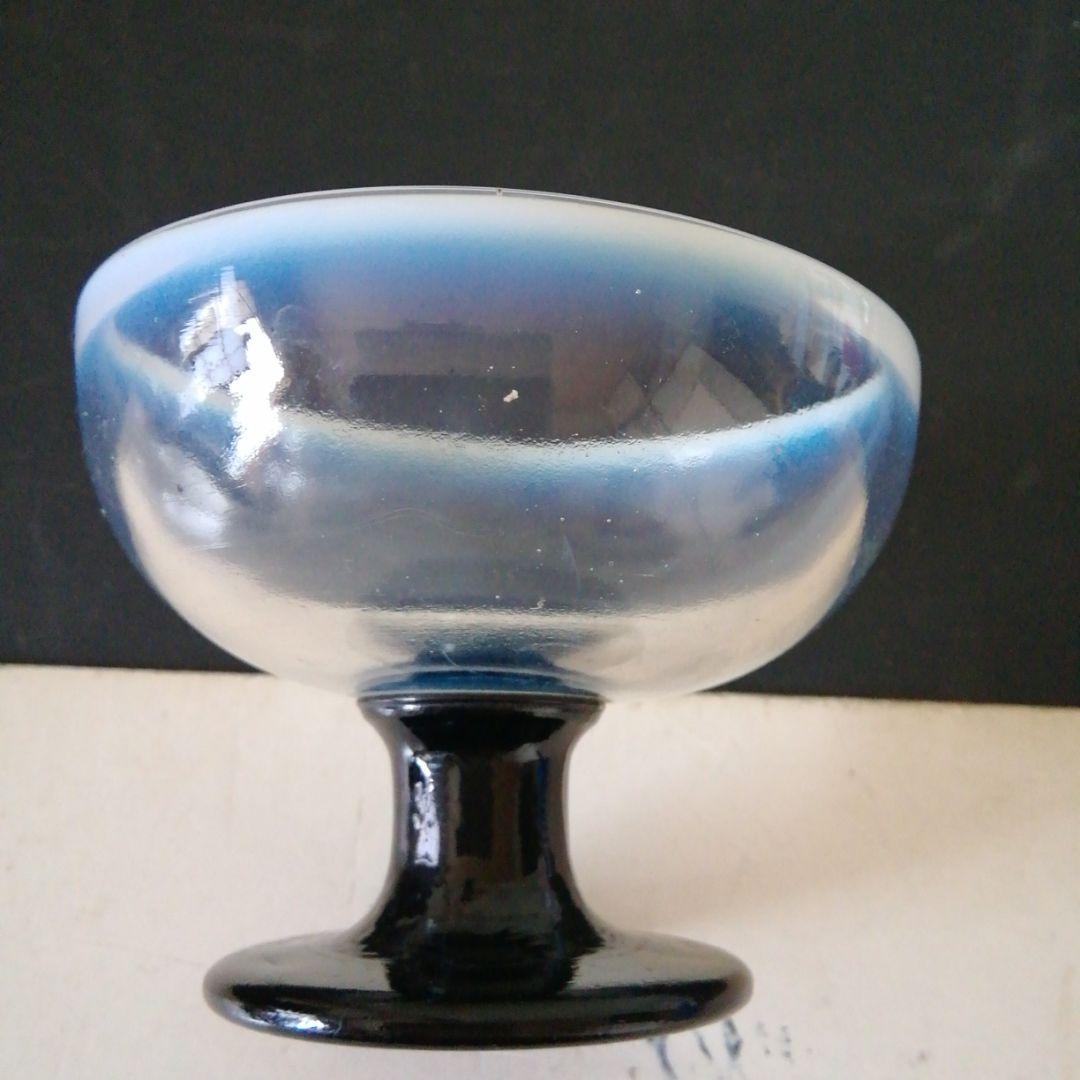 ガラスの氷2色のコップ。