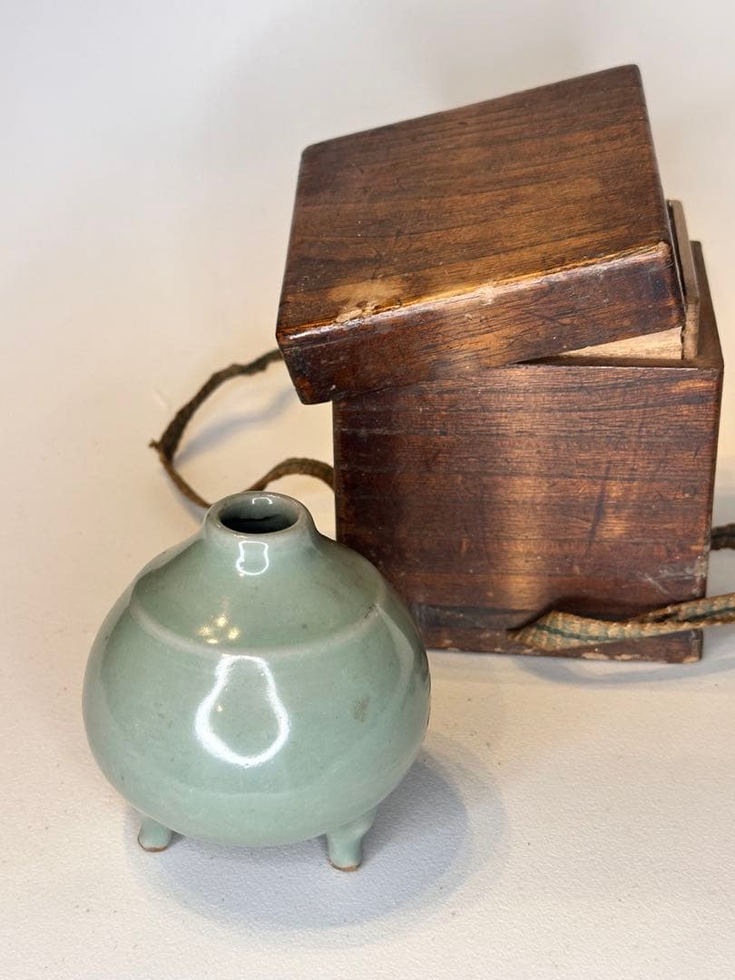 明代 龍泉窯 青磁 三足小瓶 香炉形 茶道具 骨董 共箱付