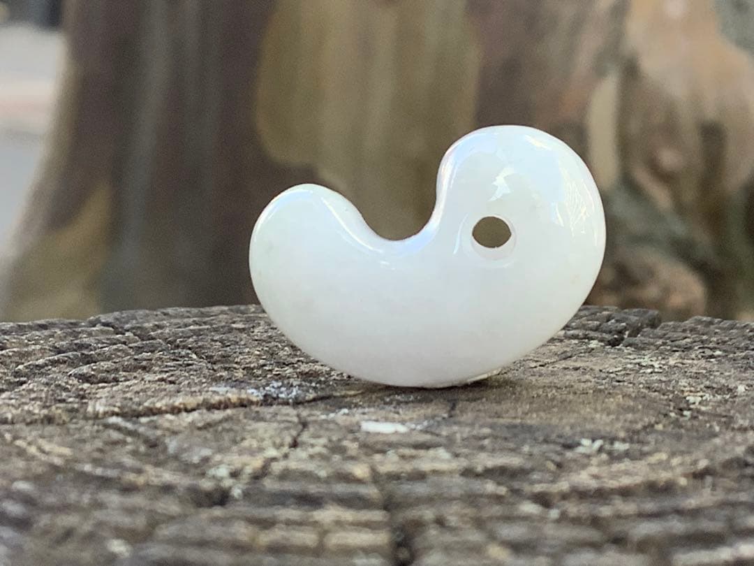 鑑定機関鑑別書付　氷*アイスジェイド糸魚川翡翠勾玉　お身近の守護石に本物を‼️