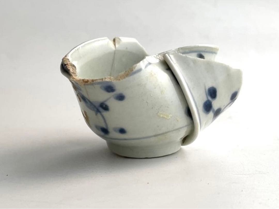 骨董　アンティーク　初期伊万里陶片　染付薺文小碗　盃　酒器　残欠　発掘　出土