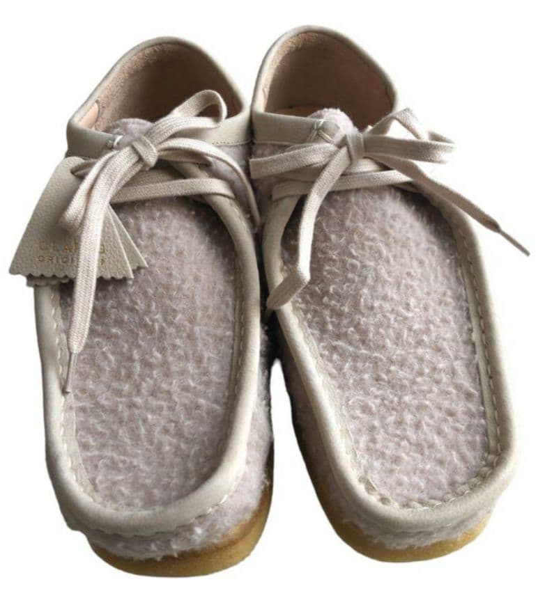 新品クラークスClarksワラビー26センチUK8エメレオンドレコラボ！