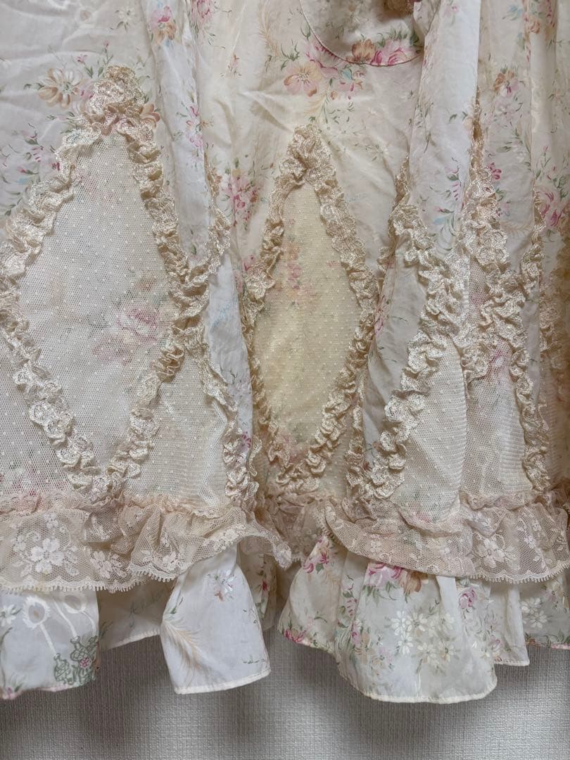 さえら アキアカネ(akiakane) 花柄エプロンドレス