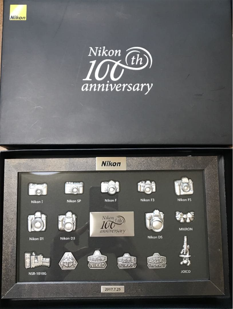 Nikon100周年記念カメラモデルバッジ