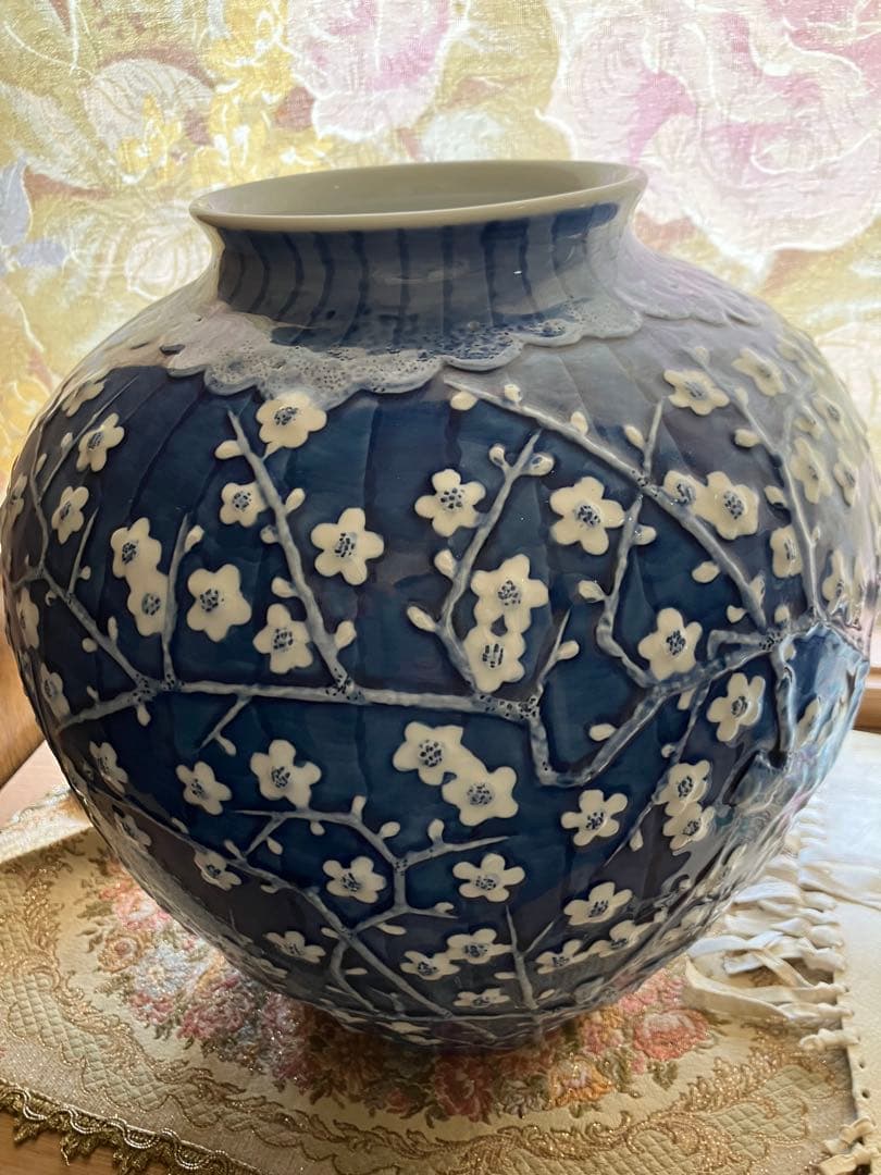 メ4810 花瓶/緒方松右衛門/染付/壷巴型花瓶/夕梅/有田焼/浮彫