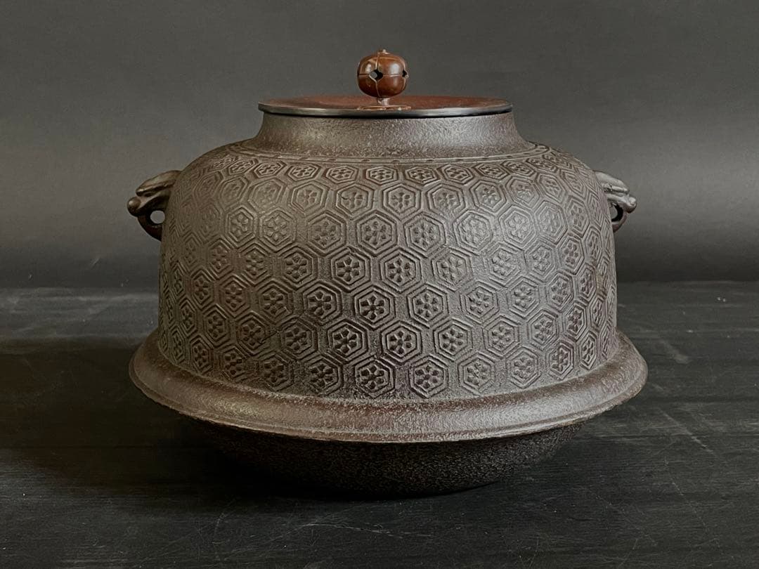 【美品】「母」 亀甲地紋 真形羽釜 釜師 敬典 共箱 茶道具 炉釜（15D）