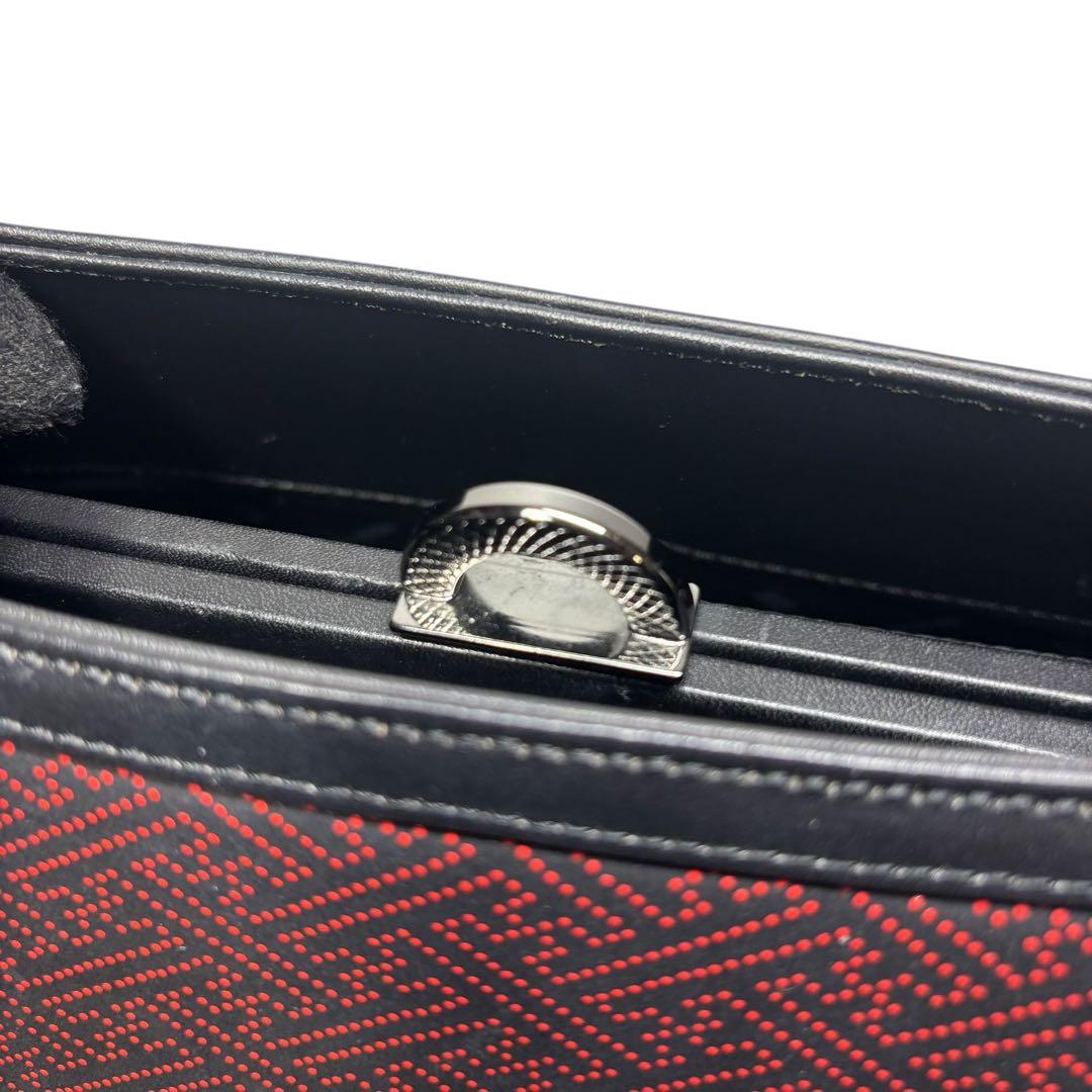 印傳屋　ハンドバッグ　鹿革　レザー　がま口　黒地/赤漆　紗綾形模様　甲州伝統工芸