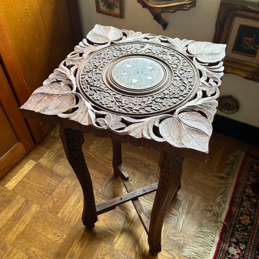 オシャレな木製彫刻テーブル