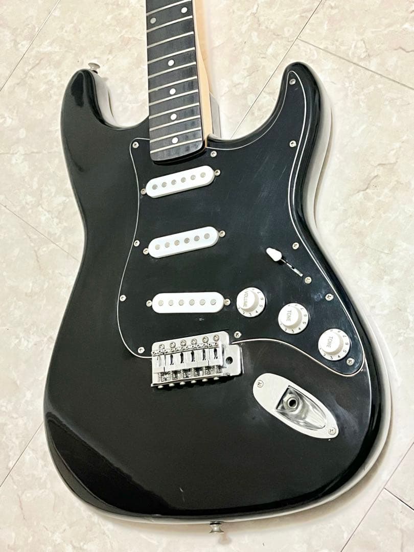 ストラトキャスタータイプ　ブラック(未使用弦6本セット付き)