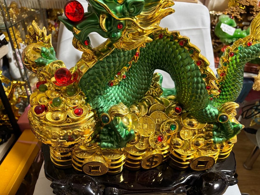 ドラゴンとの置物